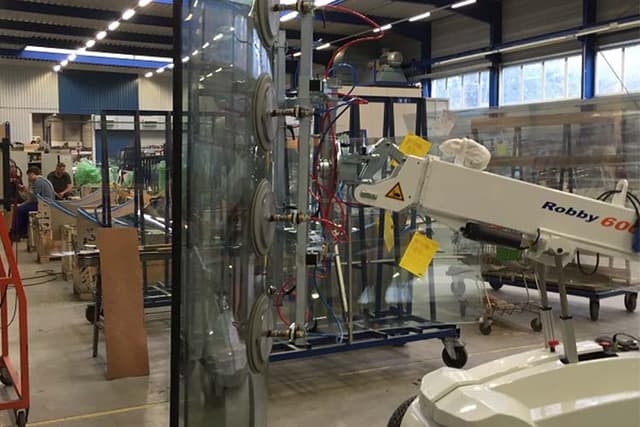 Robby 600 glasrobot voor het hijsen en plaatsen van glas
