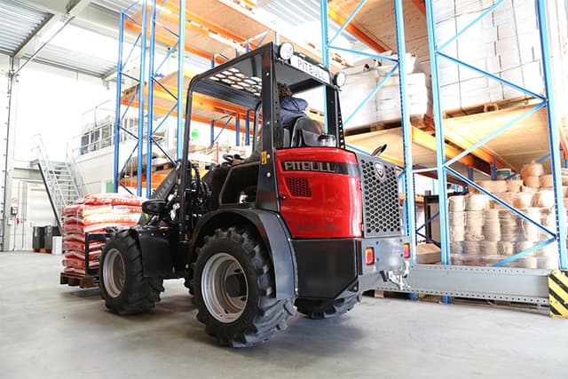 Pitbull compacte lader te huur voor diverse werkzaamheden