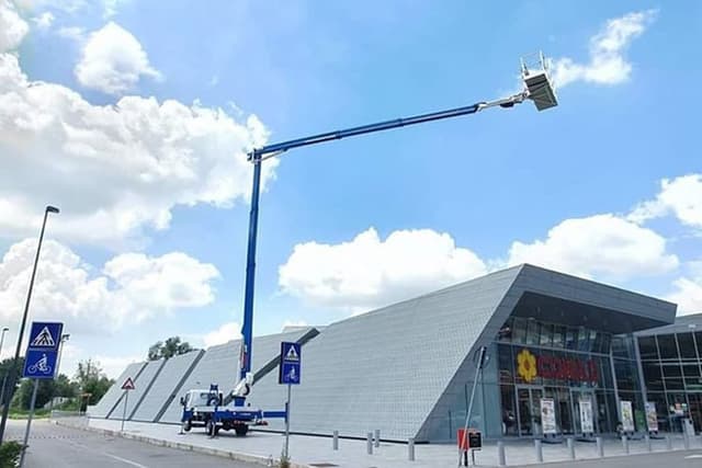 Cela DT Truck 40 voor werkzaamheden op hoogte Cela DT Truck 40 hoogwerker voor onderhoud en montage op hoogte