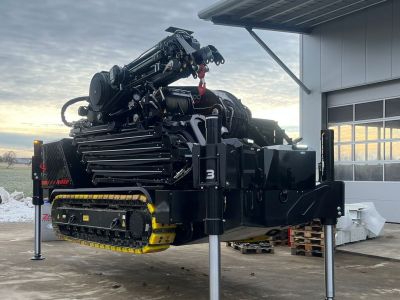 Hydraulically adjustable tracks for maximum flexibility