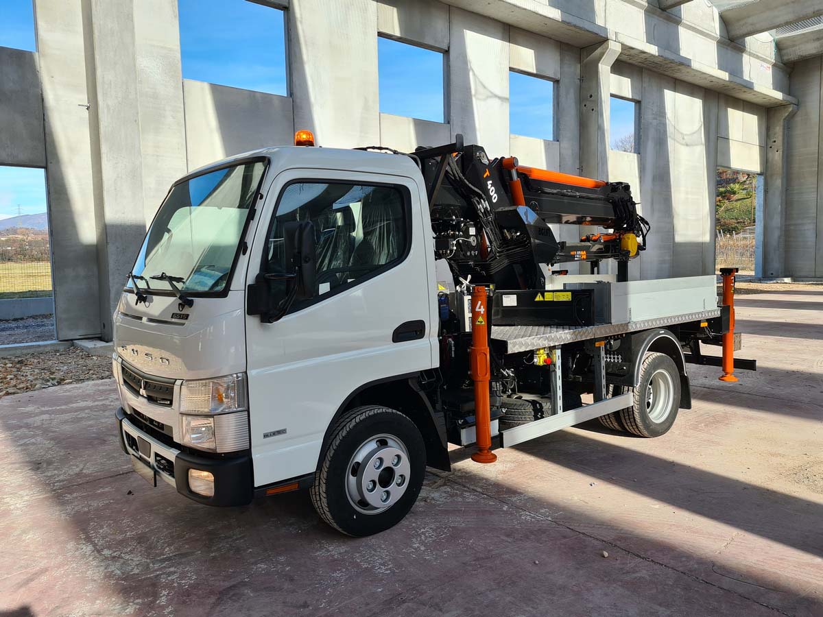 Unique compact auto crane