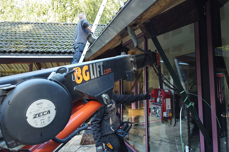 Safe and efficient glass lifting