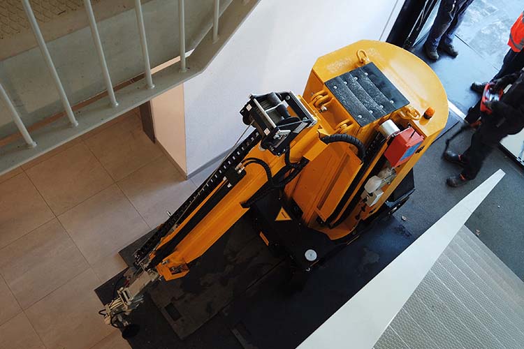 Extremely maneuverable mini crane